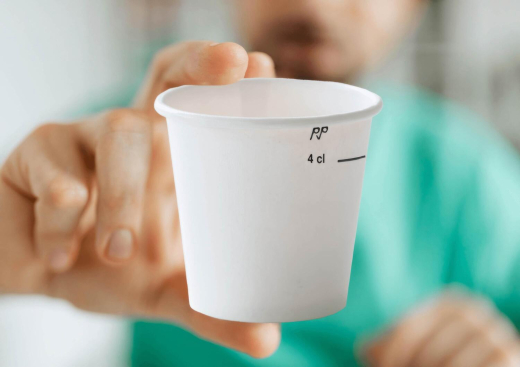 Schnapsbecher Shotbecher Stamperl Pappbecher weiß mit Eichstrich 4cl 40ml, 40 Stk.